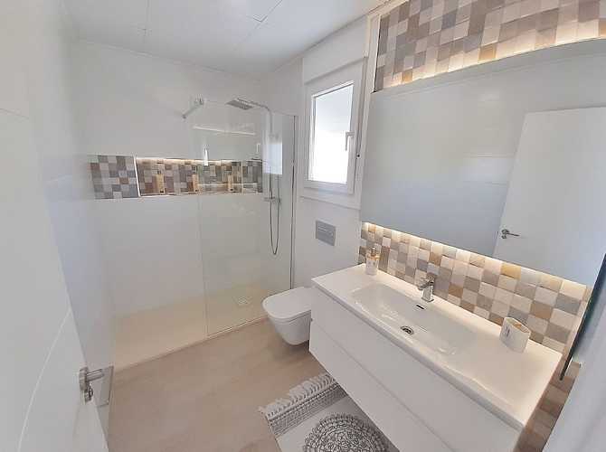 https://spanishnewbuildhomes.com/wp-content/uploads/2022/02/townhouse-for-sale-in-avileses_Bathroom.jpg